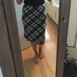 Bland and white plaid skirt